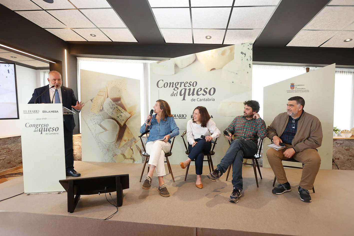 José Luis Pérez, redactor jefe de El Diario, charla con Sara Hart (La Lleldiría), Marta Roiz (Río Corvera), Raúl Gómez (Quesería Tresgallo) y Héctor Fasano (Alimentos Fasano). 